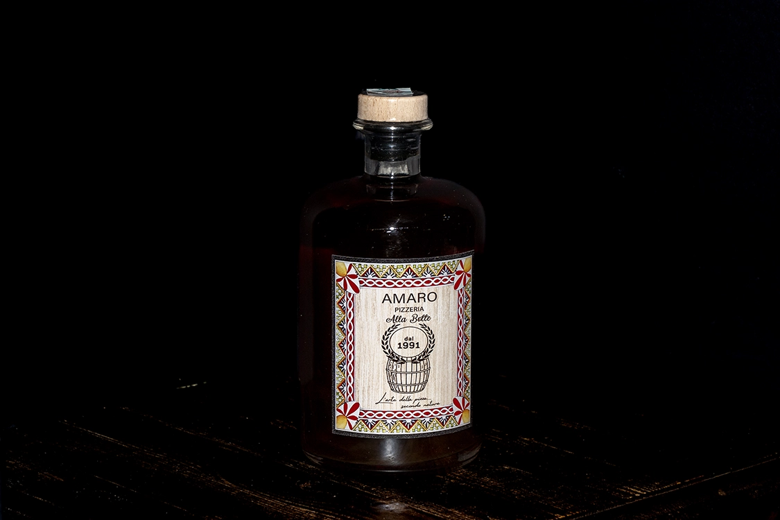 Bottiglia di Amaro Pizzeria Alla Botte da 70 cl, infuso artigianale di piante aromatiche di Giuseppe Vitrano — Misilmeri.