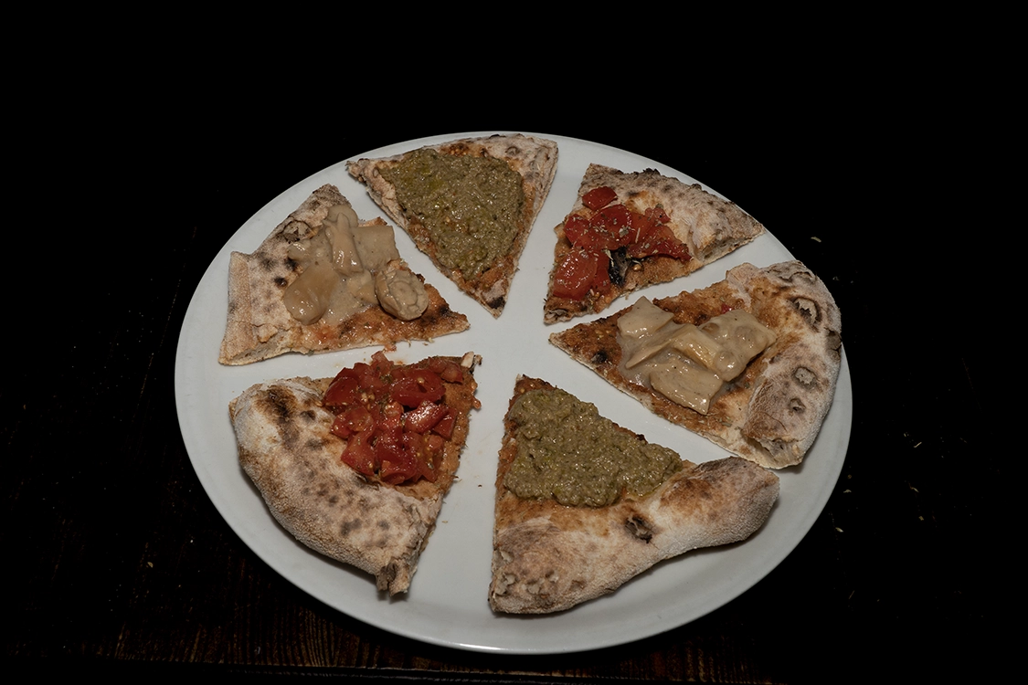 Antipasto Bruschetta Imperiale a Misilmeri con crema di carciofi, paté di olive, crema di funghi e pomodoro — Pizzeria Alla Botte.