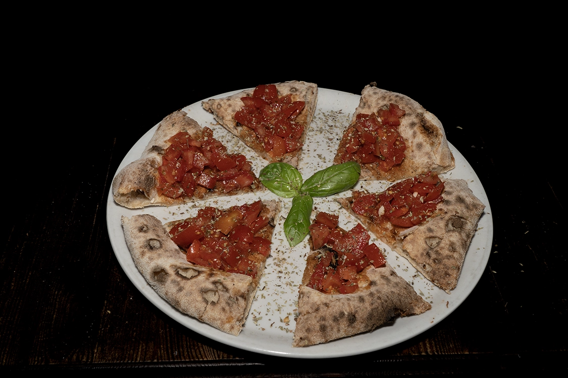 Antipasto Bruschetta a Misilmeri con pomodoro a pezzettini su base di pizza croccante — Pizzeria Alla Botte.