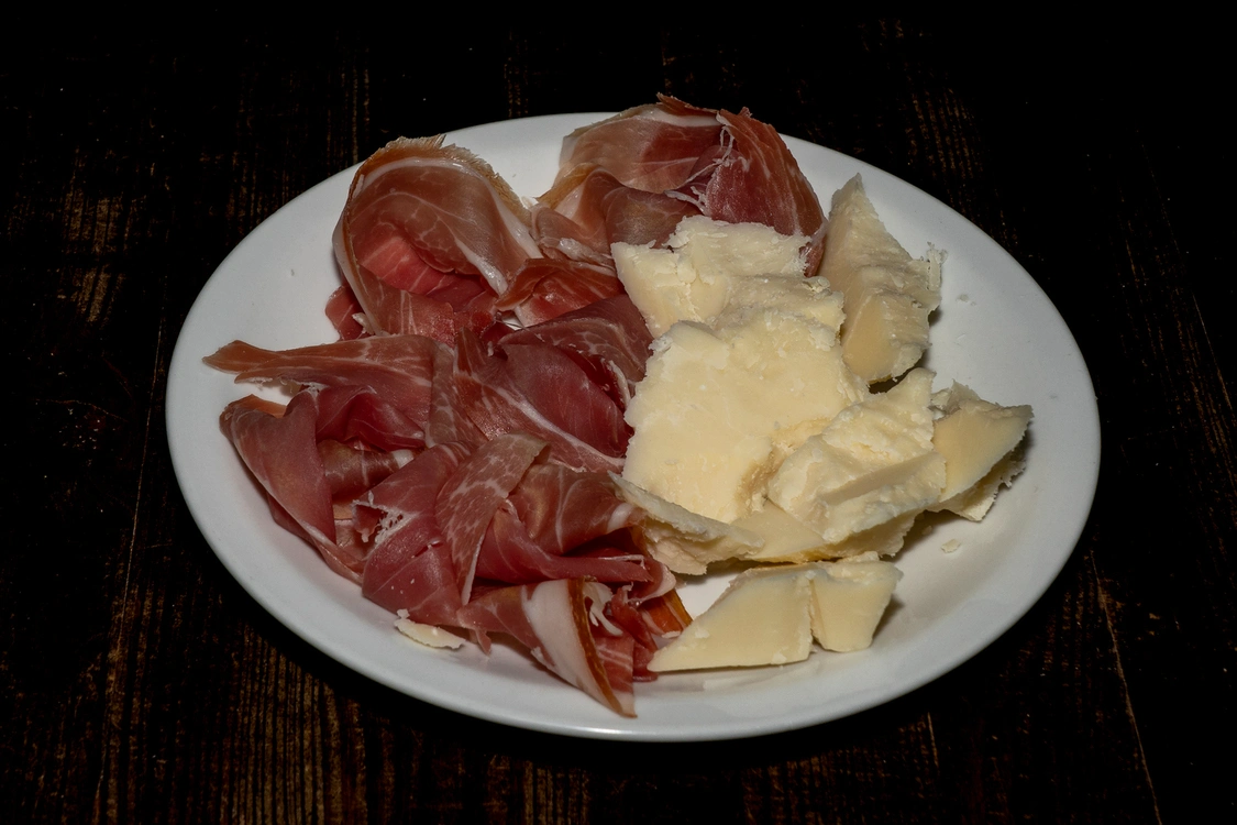 Antipasto Crudo e Grana della Pizzeria Alla Botte di Misilmeri con prosciutto crudo stagionato e scaglie di formaggio grana d'eccellenza