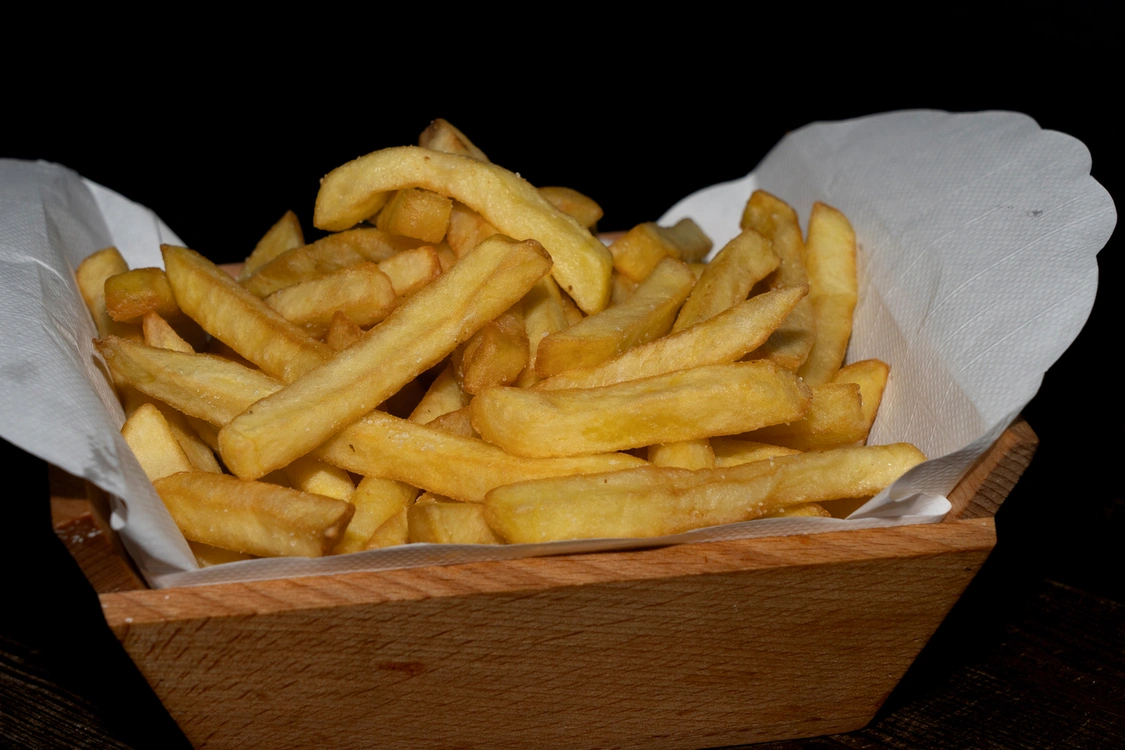Porzione di patatine fritte dorate e croccanti, servite calde come antipasto sfizioso — Pizzeria Alla Botte, Misilmeri