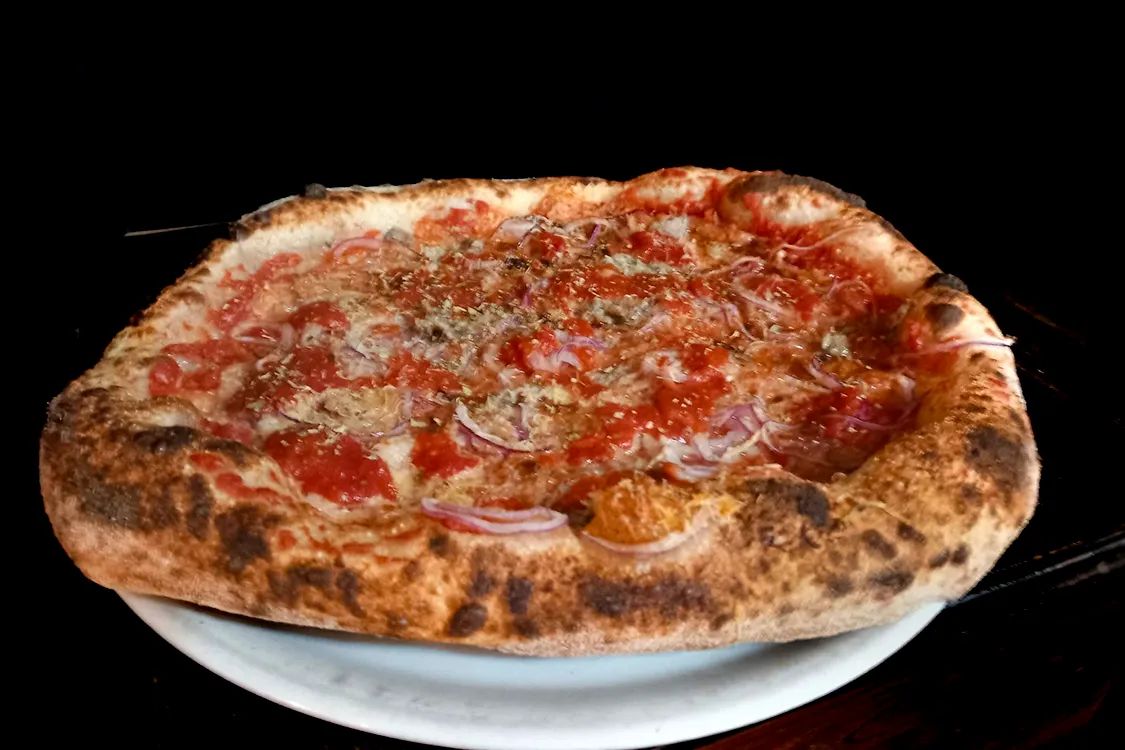 Cuddurune a Misilmeri con pomodoro acciughe cipolla e caciocavallo della Pizzeria Alla Botte