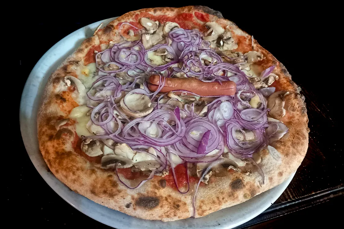 Mister Pizza con gorgonzola, emmental e wurstel - Pizzeria Alla Botte Misilmeri