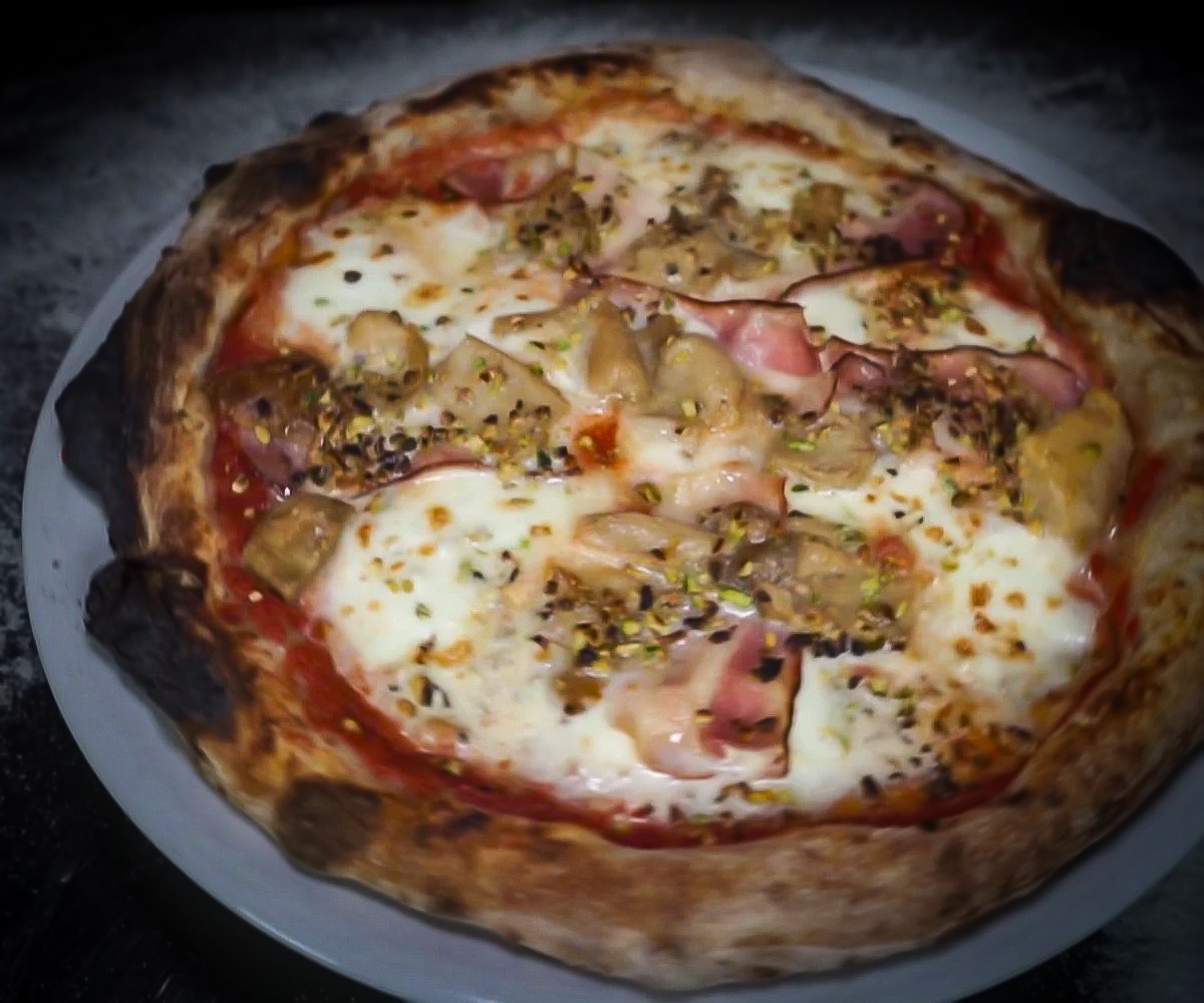 Pizza Andrew con impasto integrale, base fior di latte, condimento ricco e cottura nel forno a legna della Pizzeria "Alla Botte" a Misilmeri