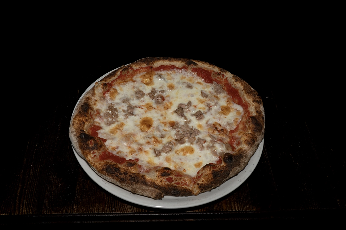 Pizza Al Tonno a Misilmeri con pomodoro, fior di latte e tonno di prima scelta — Pizzeria Alla Botte.