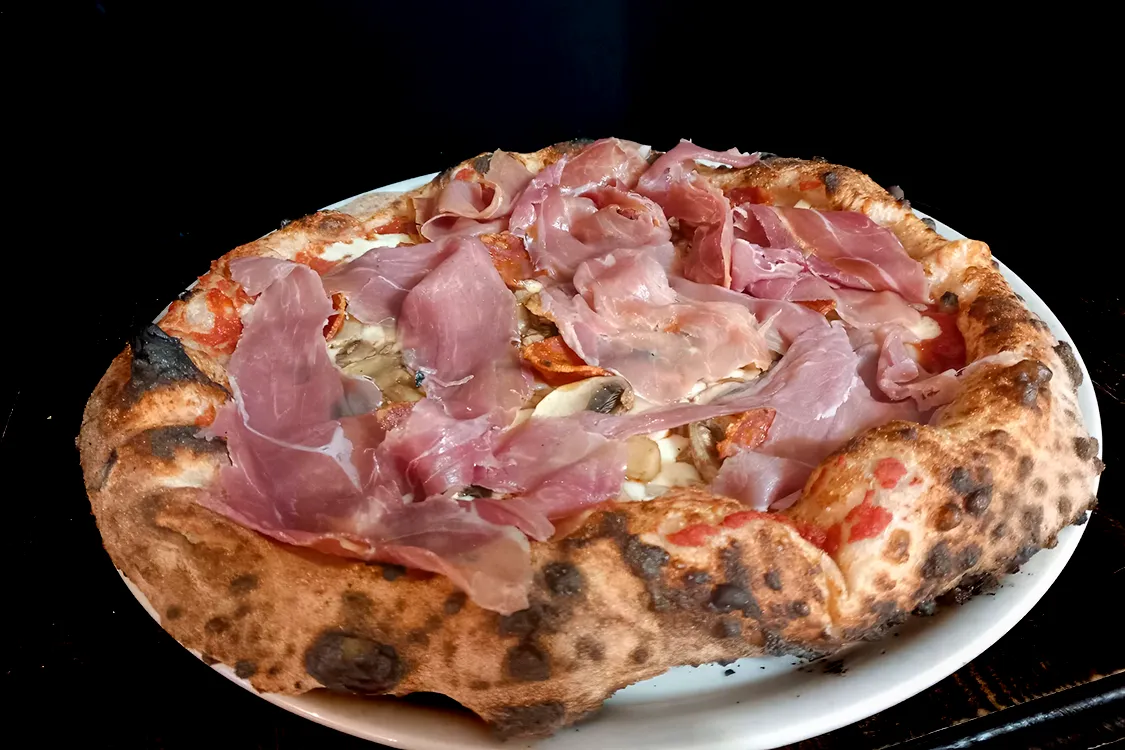 Pizza Alla Botte con salame piccante e prosciutto crudo - Pizzeria Alla Botte Misilmeri