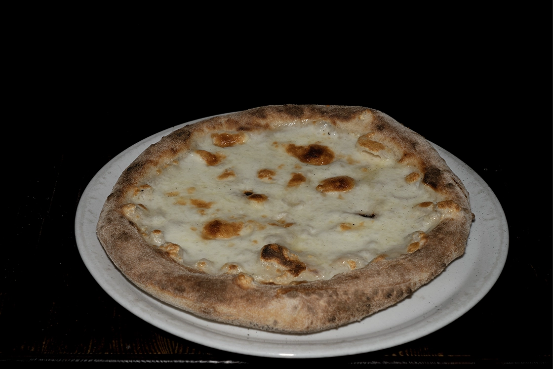 Pizza Biancaneve Misilmeri con solo fior di latte filante e cornicione dorato cotta a legna - Pizzeria Alla Botte.