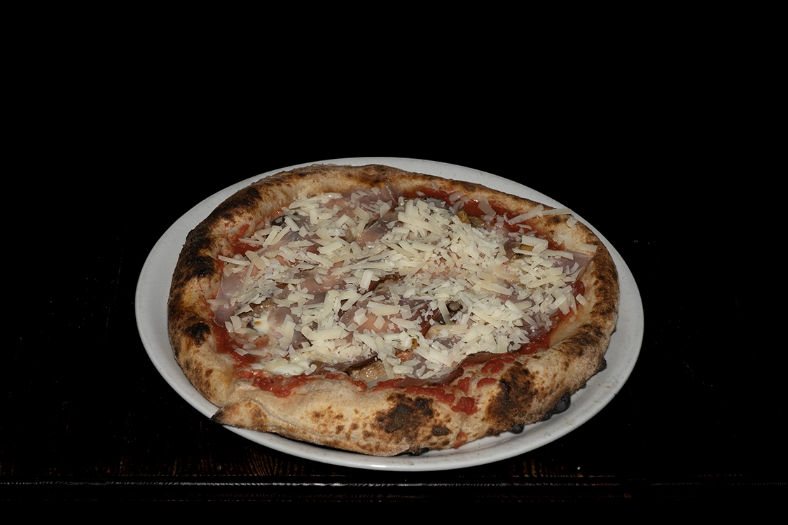 Pizza Boscaiola Misilmeri con mozzarella di bufala, funghi di bosco, speck e scaglie di grana — Pizzeria Alla Botte.
