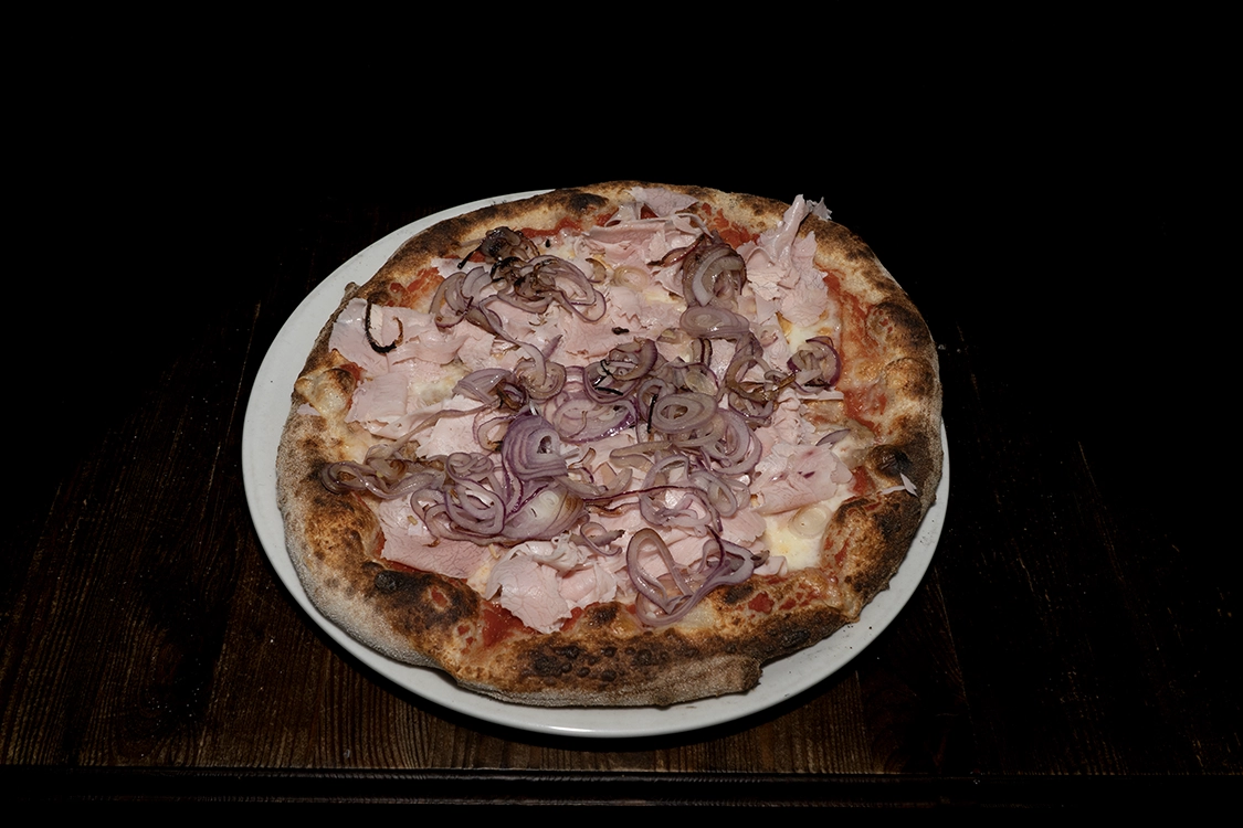 Pizza C25 a Misilmeri con pomodoro, fior di latte, prosciutto, cipolla e tonno — Pizzeria Alla Botte.