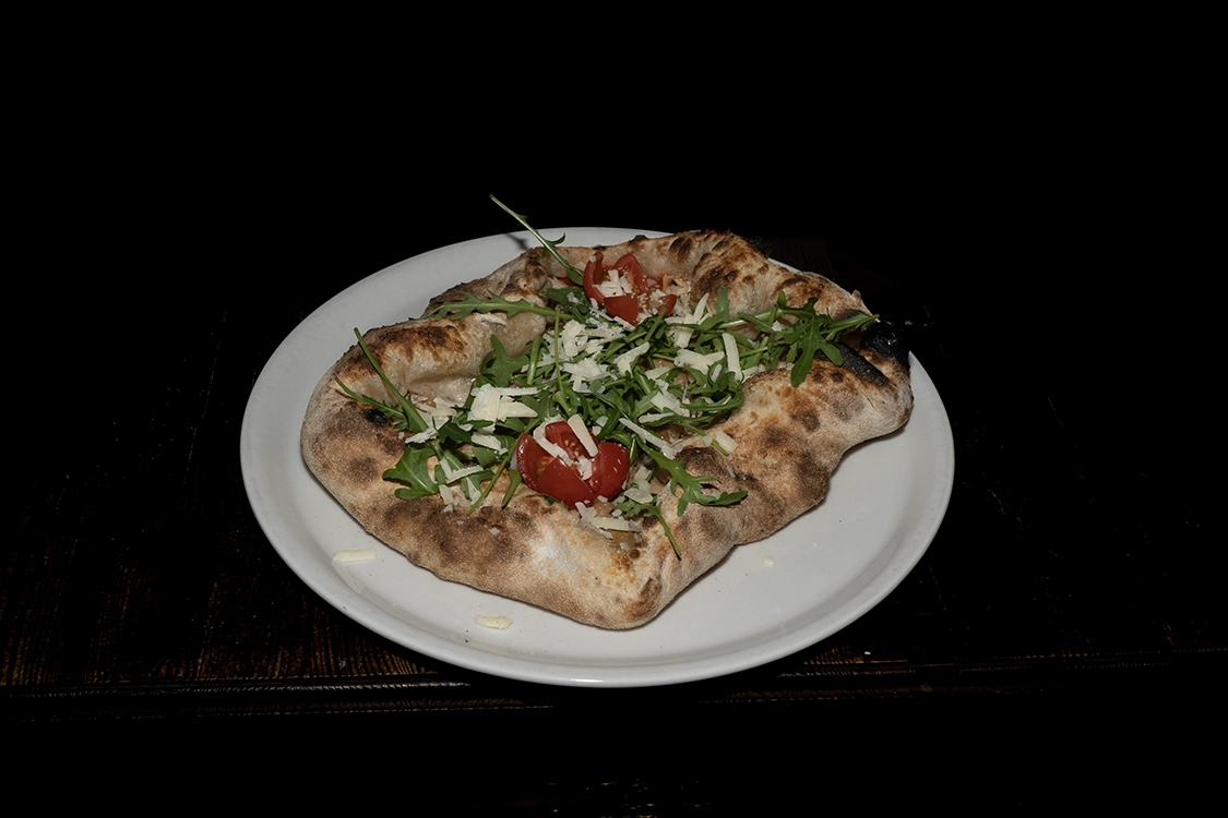 Pizza Cestino Misilmeri con porchetta, funghi porcini, rucola, scaglie di grana e pomodorini pachino — Pizzeria Alla Botte.