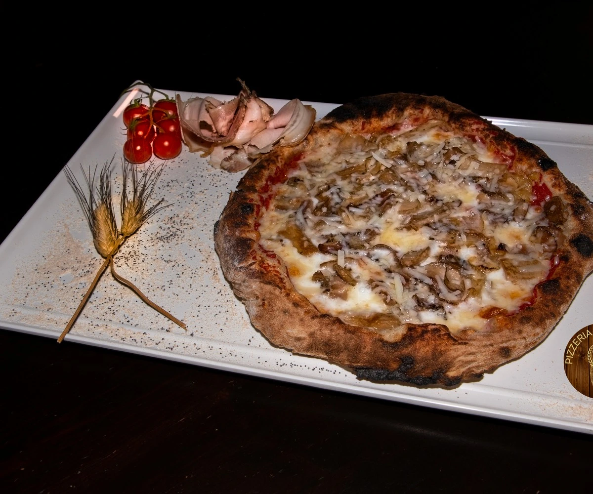 pizza conca d'oro con pomodoro fior di latte funghi freschi prosciutto cotto scelto e scaglie di grana