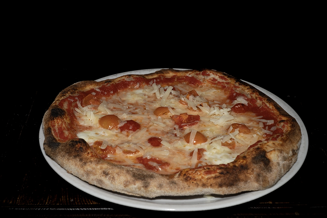 "Pizza Estate Misilmeri con pomodoro, fior di latte, pomodorini Pachino e scaglie di grana - Pizzeria Alla Botte."