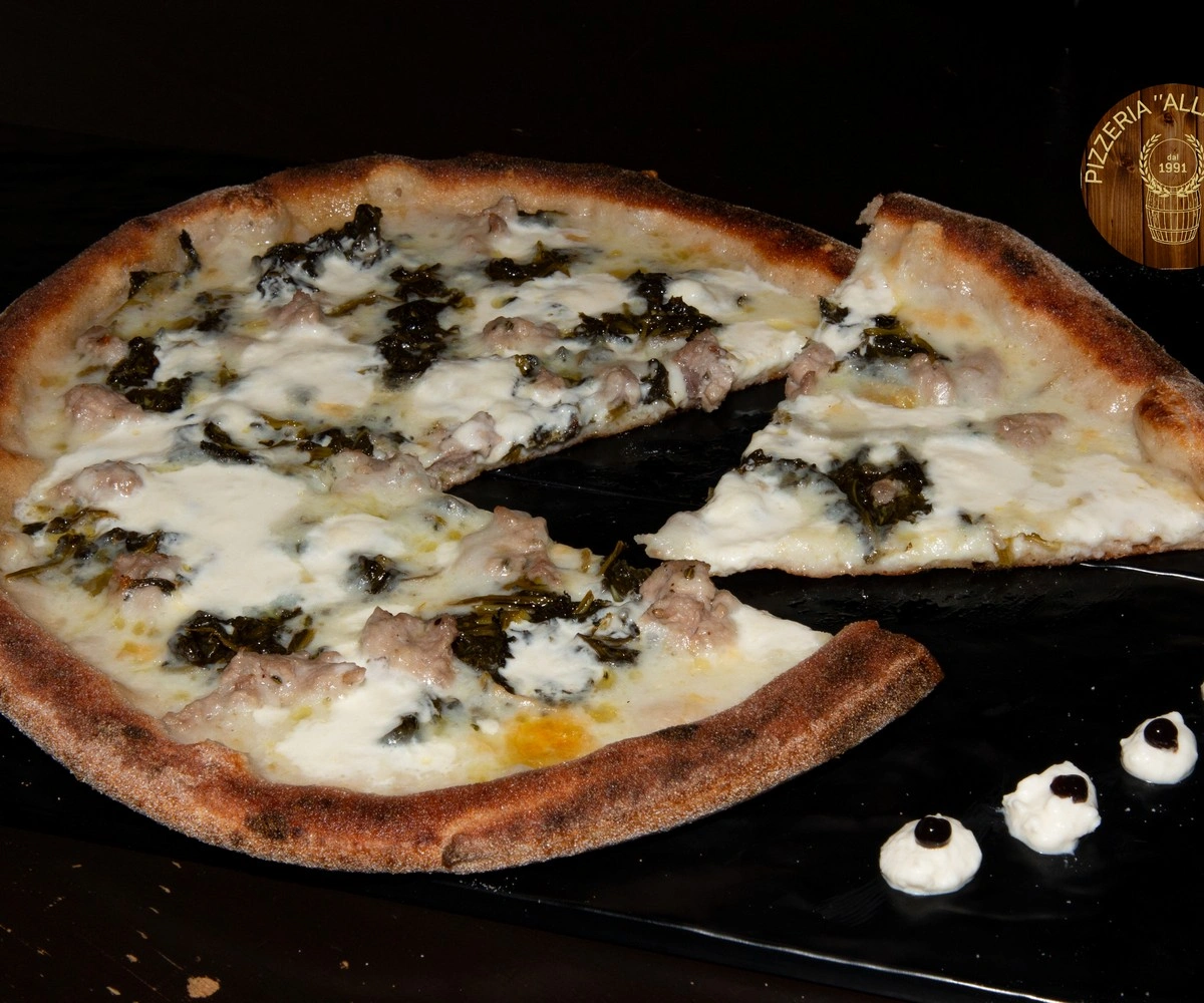 pizza bianca con friarielli salsiccia e fior di latte su impasto integrale