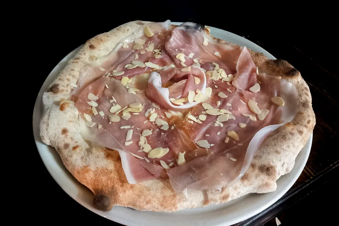 Pizza Fior di Mandorle con crema di porcini e prosciutto crudo - Pizzeria Alla Botte Misilmeri
