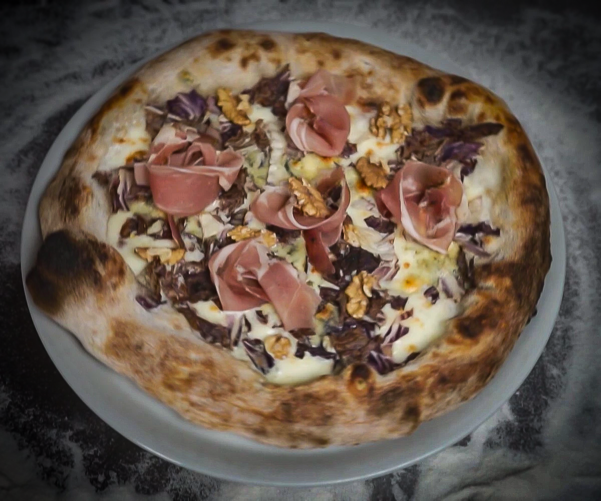 Pizza Mara con impasto integrale, radicchio, gorgonzola, speck e noci tostate della Pizzeria "Alla Botte" a Misilmeri.
