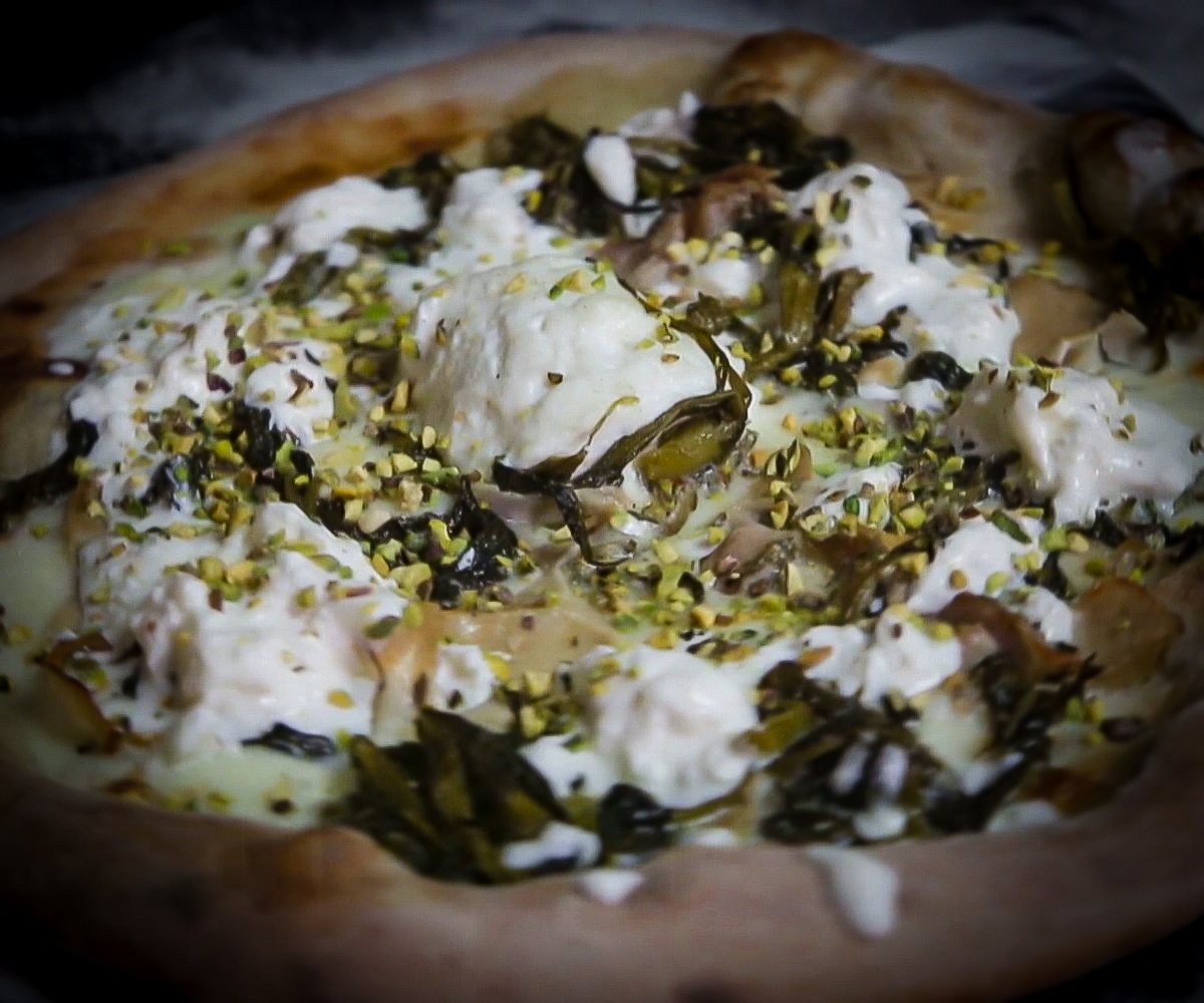 Pizza Montanara con impasto integrale, porchetta, friarielli, stracciatella di bufala e granella di pistacchio della Pizzeria "Alla Botte" a Misilmeri.