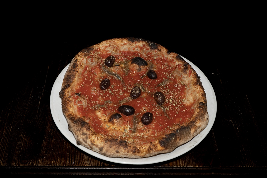 Pizza Marinara a Misilmeri con pomodoro, acciughe, olive e aglio — Pizzeria Alla Botte.
