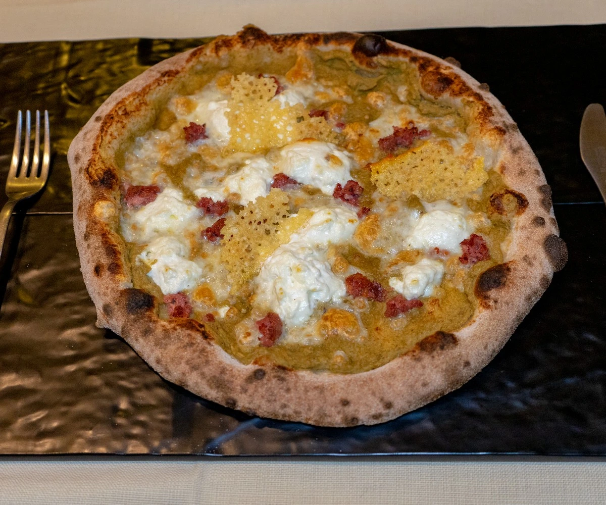 Pizza Paesana a Misilmeri con crema di carciofi e salsiccia secca - Pizzeria Alla Botte