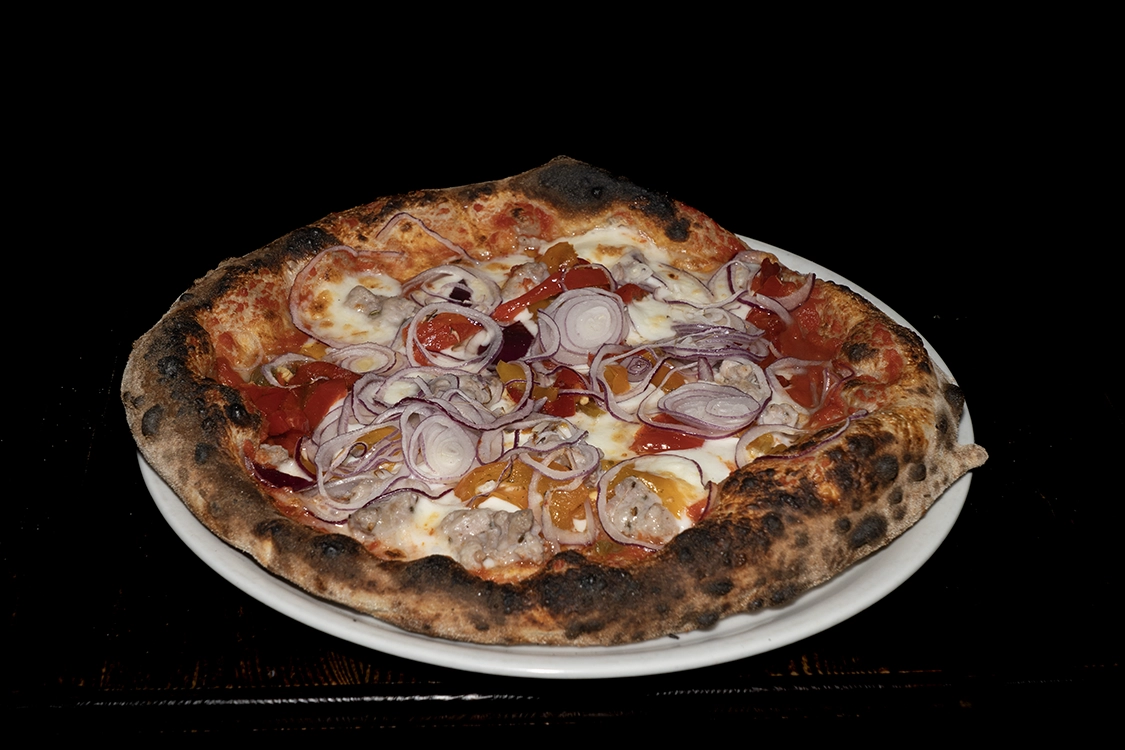 Pizza Peperonata Misilmeri con peperoni, salsiccia e cipolla cotta nel forno a legna - Pizzeria Alla Botte.