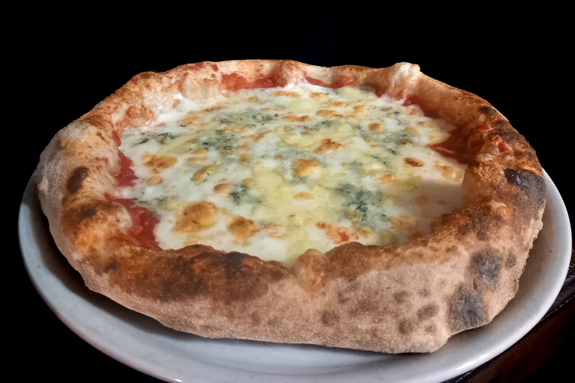 Pizza Quattro Formaggi a Misilmeri con gorgonzola ed emmental - Pizzeria Alla Botte