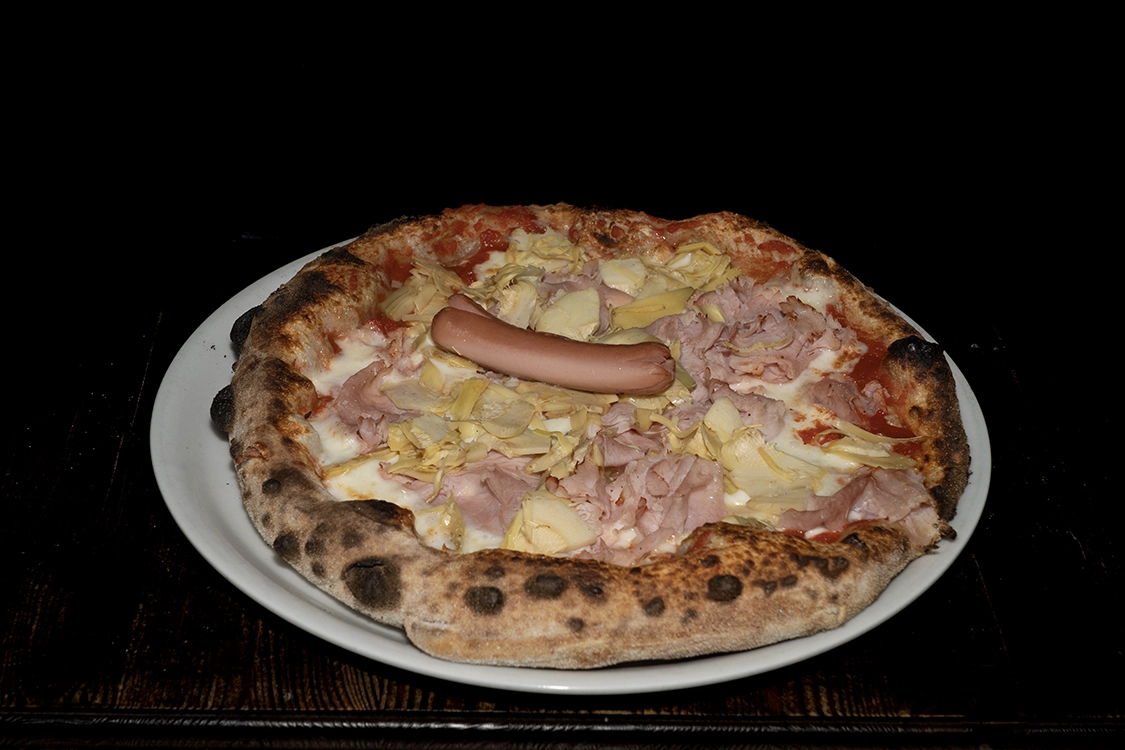 Pizza Quattro Gusti Misilmeri con pomodoro, fior di latte, prosciutto cotto, carciofi e wurstel cotta a legna — Pizzeria Alla Botte.