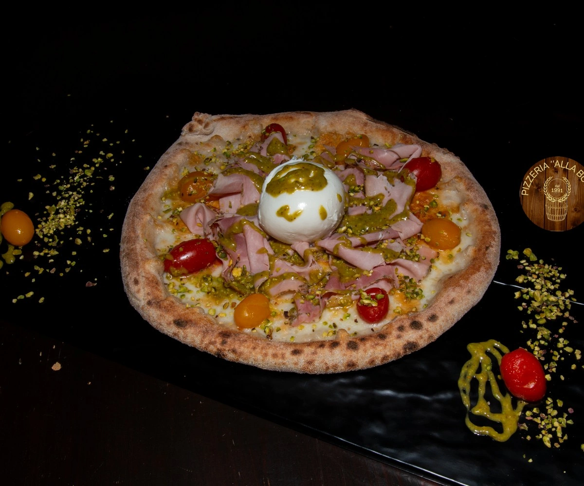 pizza samu con datterini colorati burratina centrale e granella di pistacchio di sicilia