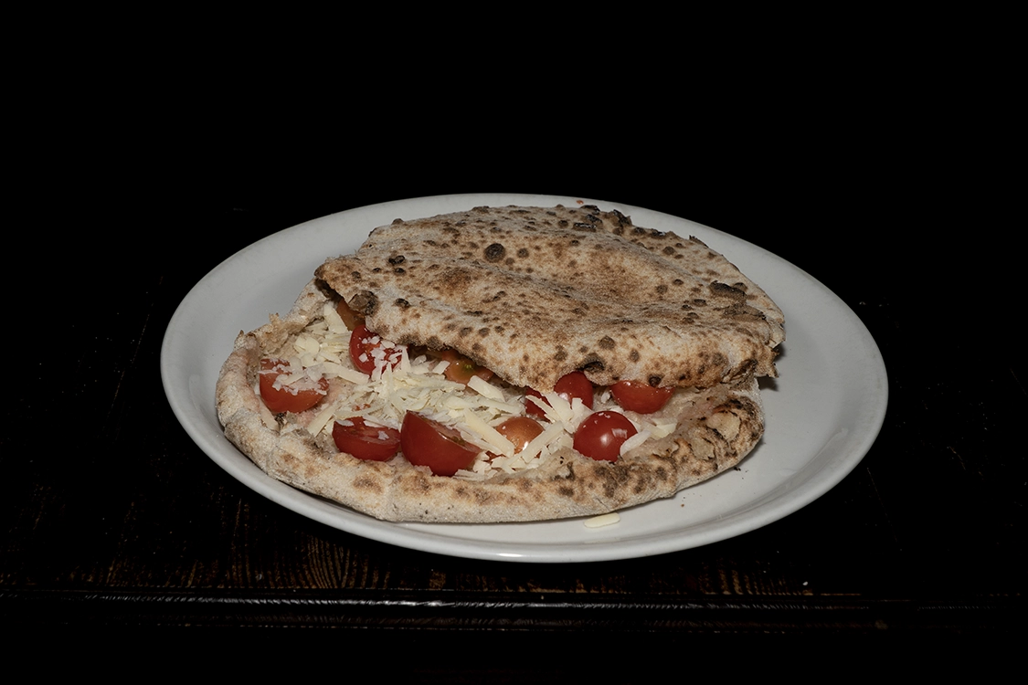 Pizza Schiacciata Antonella a Misilmeri con pomodorini pachino, scaglie di grana, olio, sale e pepe — Pizzeria Alla Botte.