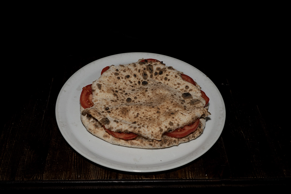 Pizza Schiacciata a Misilmeri con pomodoro, fior di latte, prosciutto e salame piccante — Pizzeria Alla Botte.