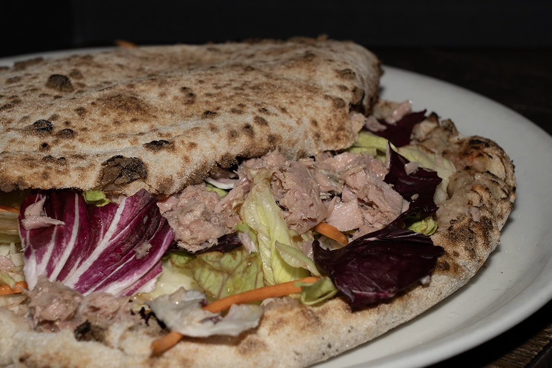 Pizza Schiacciata Light a Misilmeri con bufala, tonno, lattuga mista, olio, sale e pepe — Pizzeria Alla Botte.