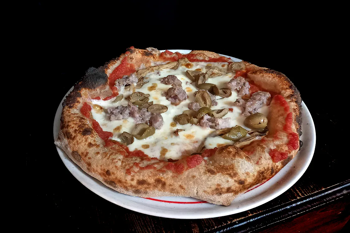 Pizza Siciliana a Misilmeri con melanzane e salsiccia Pizzeria Alla Botte