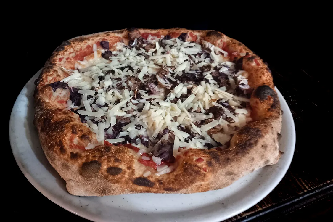 Pizza Trevisana a Misilmeri con radicchio e grana Pizzeria Alla Botte