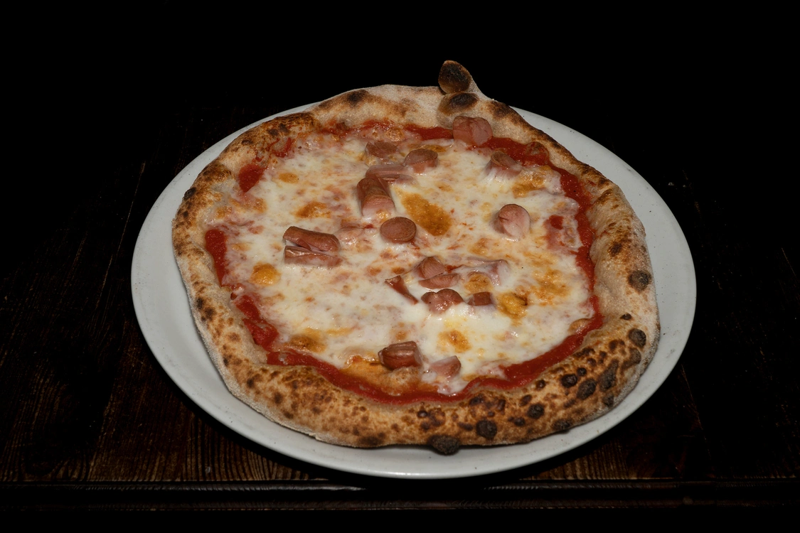Pizza Viennese artigianale con base di pomodoro, fior di latte filante e abbondanti wurstel tagliati a pezzi, cotta in forno a legna — Pizzeria Alla Botte, Misilmeri.